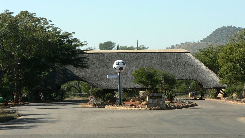 JAR 414.JPG - U brány parku jsme museli nahlásit, že park opouštíme. Přátelský obsluhující se nás ptal, co jsme viděli za tři dny za zvířata. Kroci opáčil s mírným zklamáním, že jsme viděli jen jednoho nosorožce. Přesnější odpověď by byla, že nosorožce jsme viděli jen jednoho. Hlídač na nás koukal jak na blázny, nejspíš si představoval, jak jsme celé tři dny prochlastali někde v kempu a jen cestou k bráně jsme na chvíli otevřeli oči a náhodou uviděli nosorožce. Protože jinak nebylo možno v tomto na zvířata bohatém parku spatřit jen jedno zvíře. Nakonec jsme nedorozumění vysvětlili, on nám prohlédl kufr, kromě bordelu jsme nic nepašovali , tudíž nás s úsměvem na rtech pustil ven.